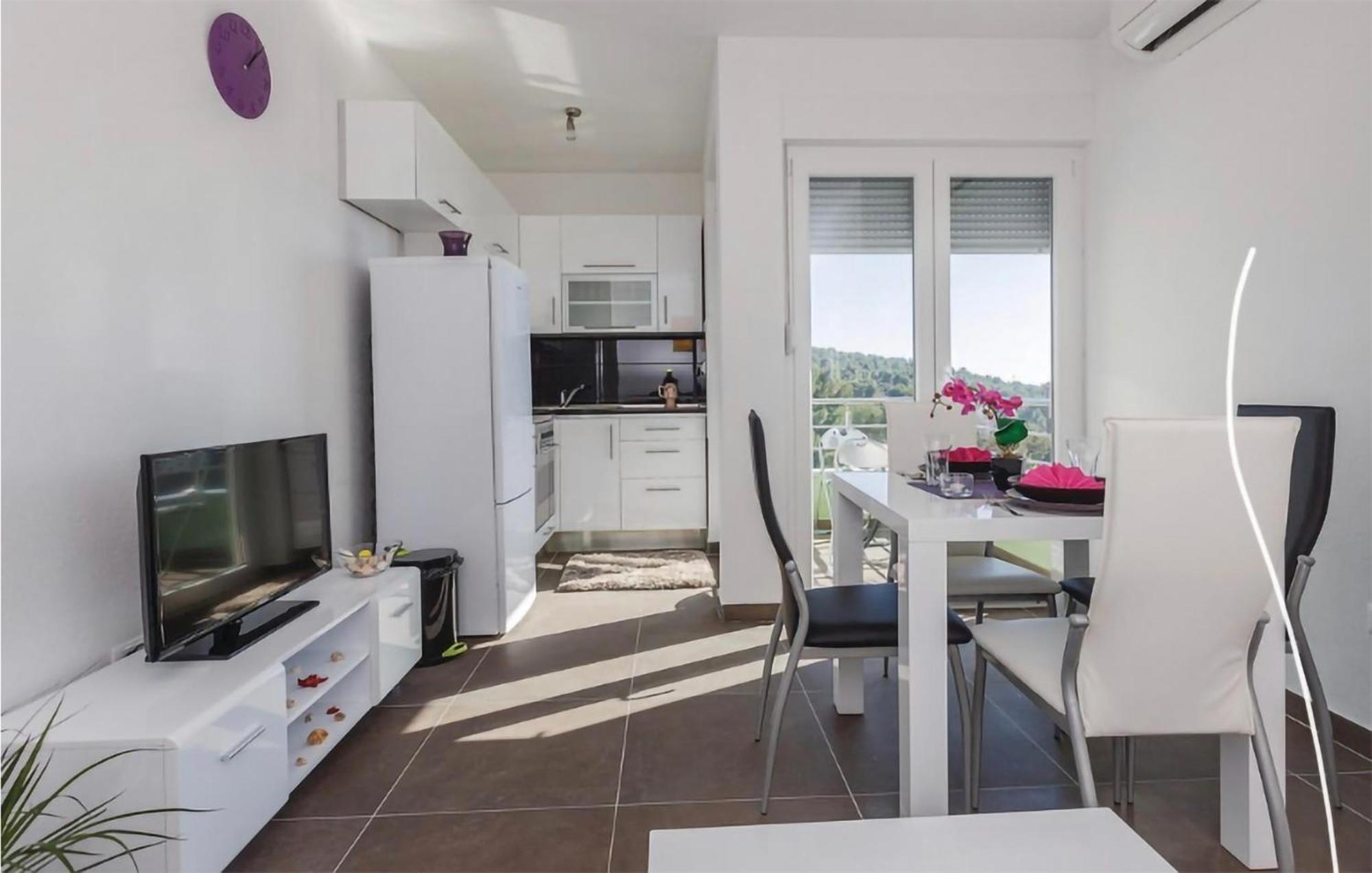 Amazing Apartment In Saldun With Wifi Трогир Екстериор снимка